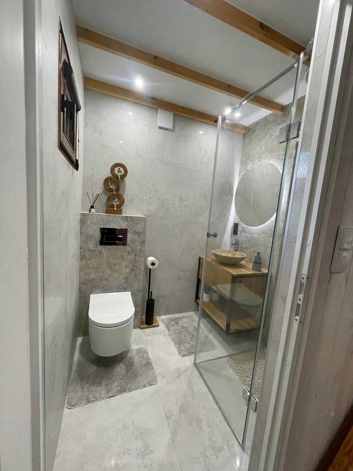 Taras z meblami ogrodowymi przy domku małym JantarHome