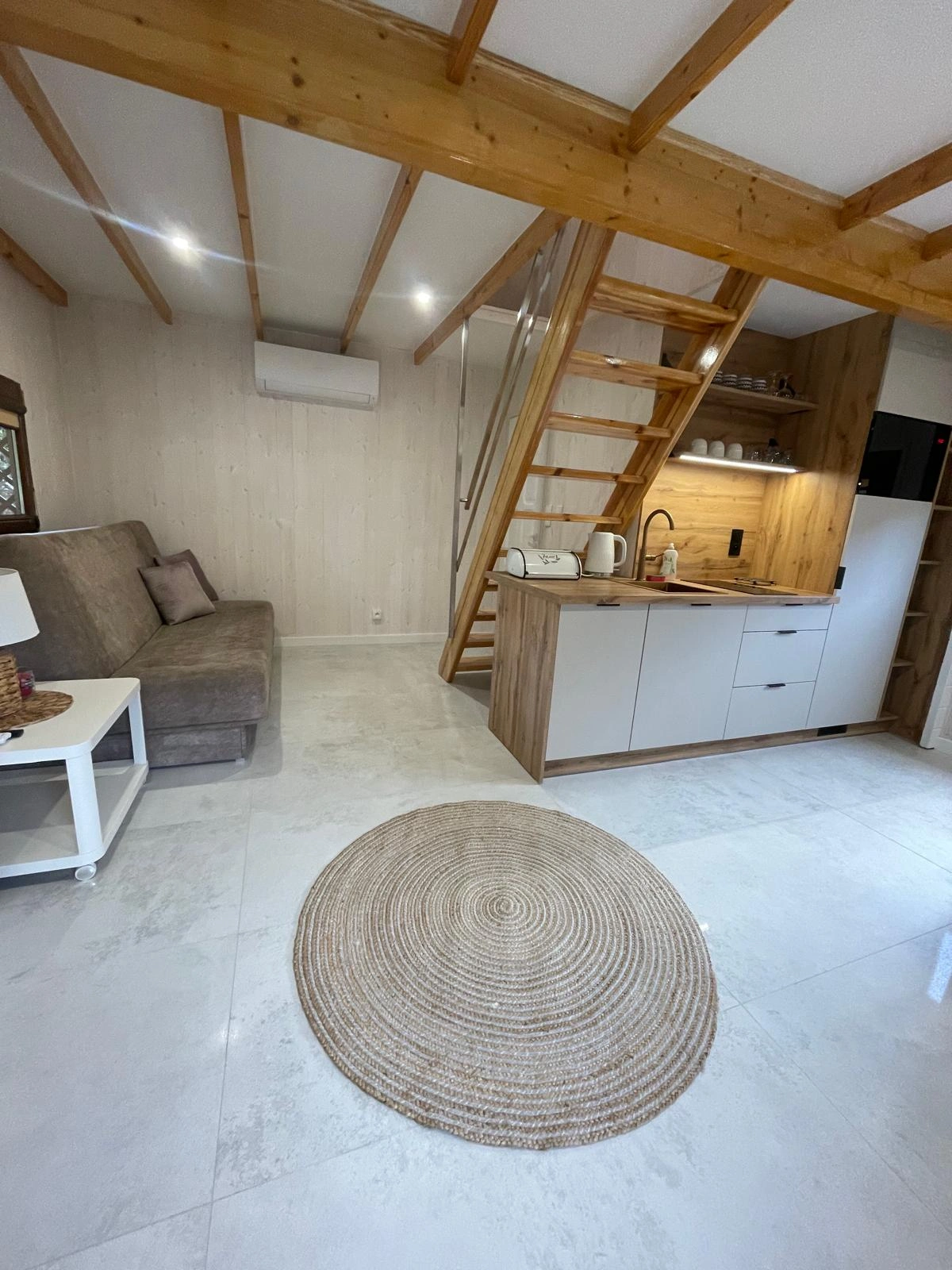 Teren obiektu JantarHome — domki małe i otoczenie