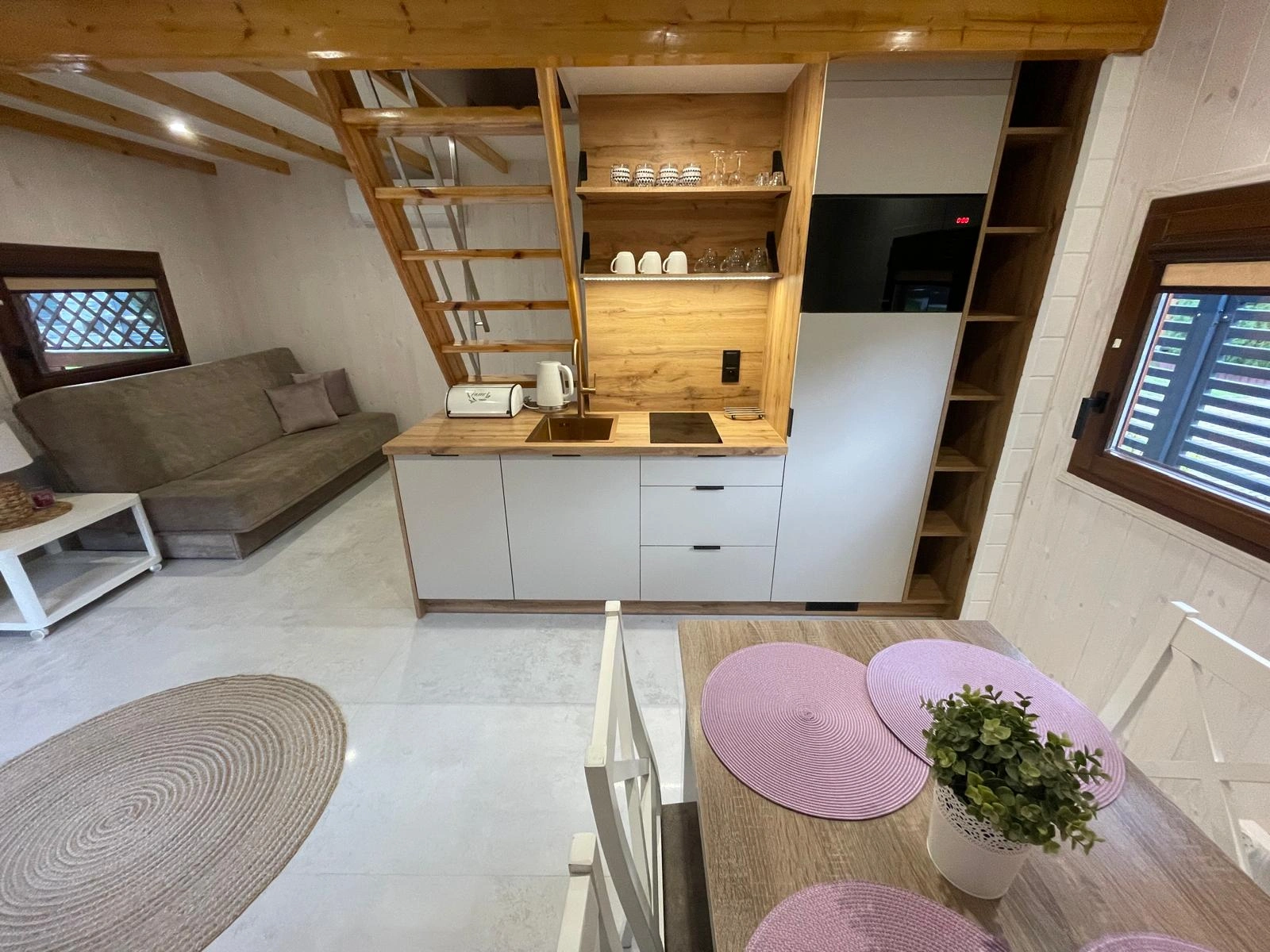 Wnętrze domku małego JantarHome — aneks kuchenny