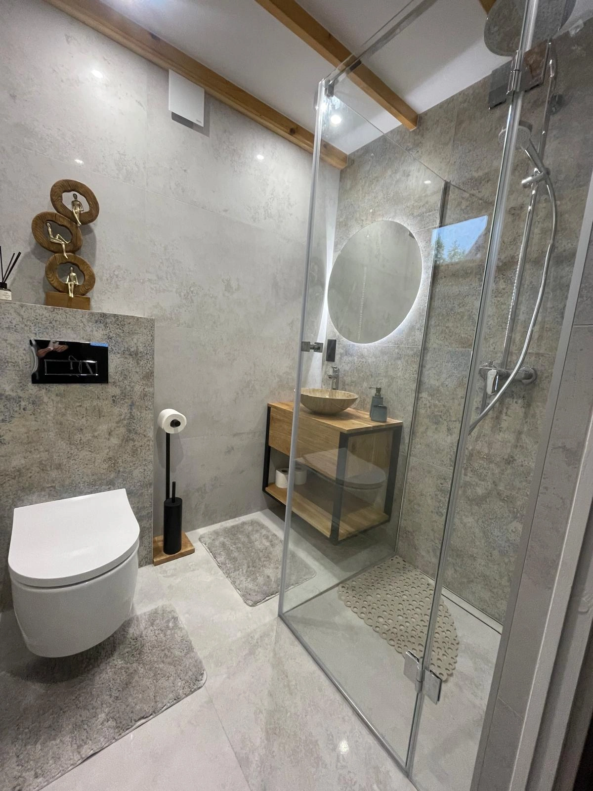 Łazienka w domku małym JantarHome — prysznic