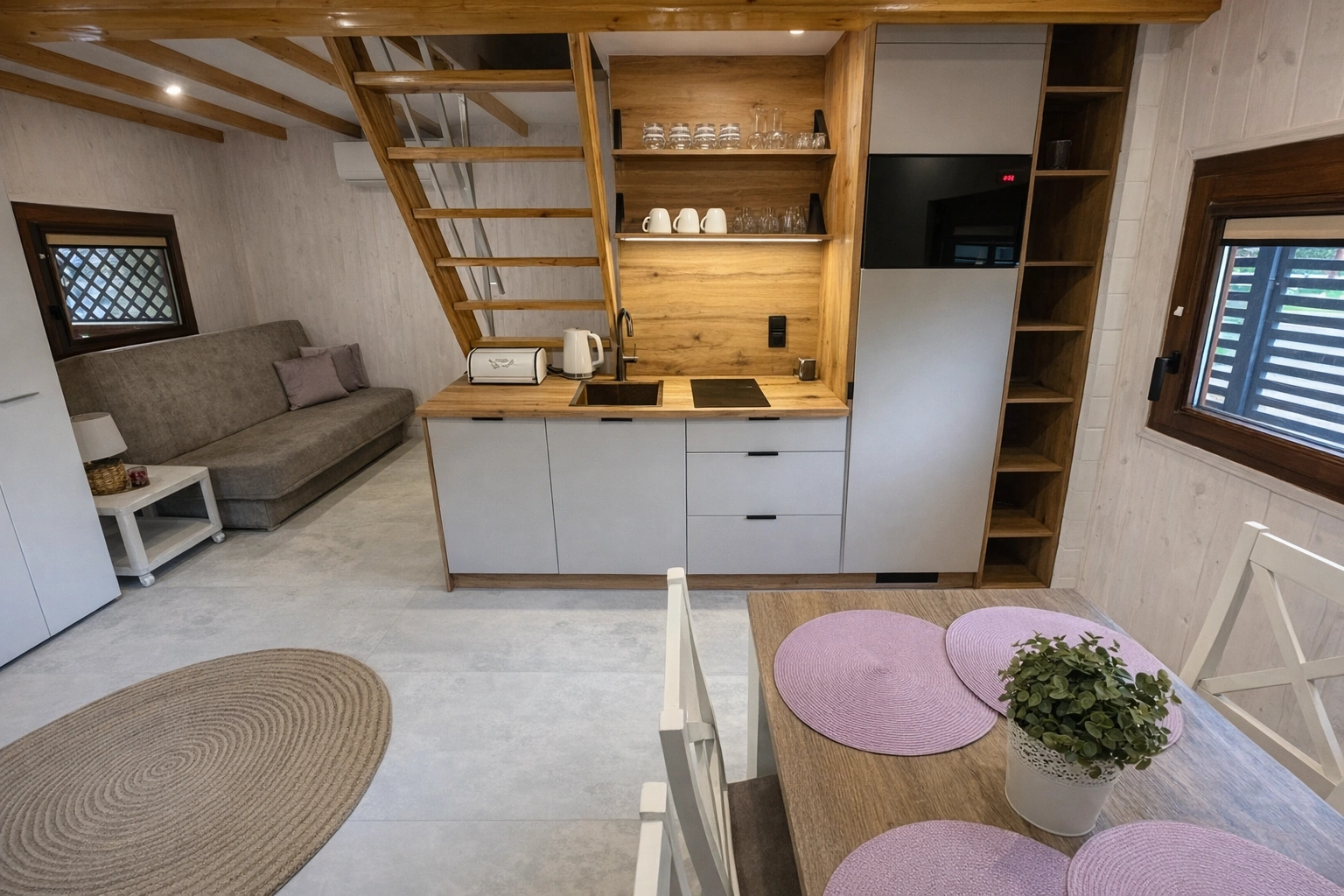 Otoczenie domku małego JantarHome — spokojne sąsiedztwo